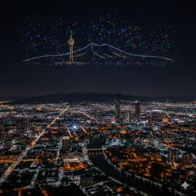 Una silueta montañosa y antenas icónicas brillan en el cielo nocturno gracias a la tecnología de drones Monterrey.